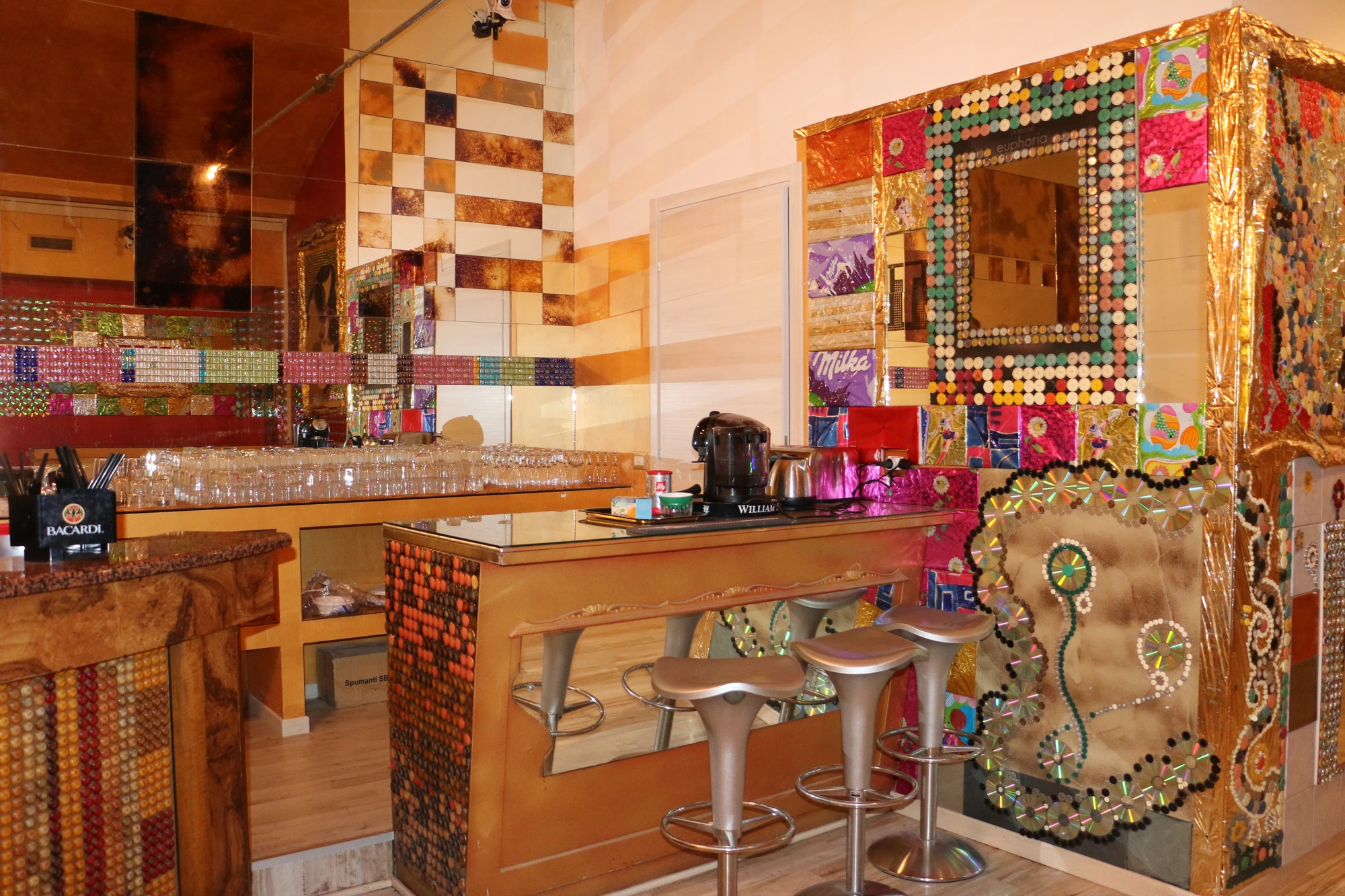 Interno di un loft d'autore Il Melograno con cucina attrezzata e arte alle pareti