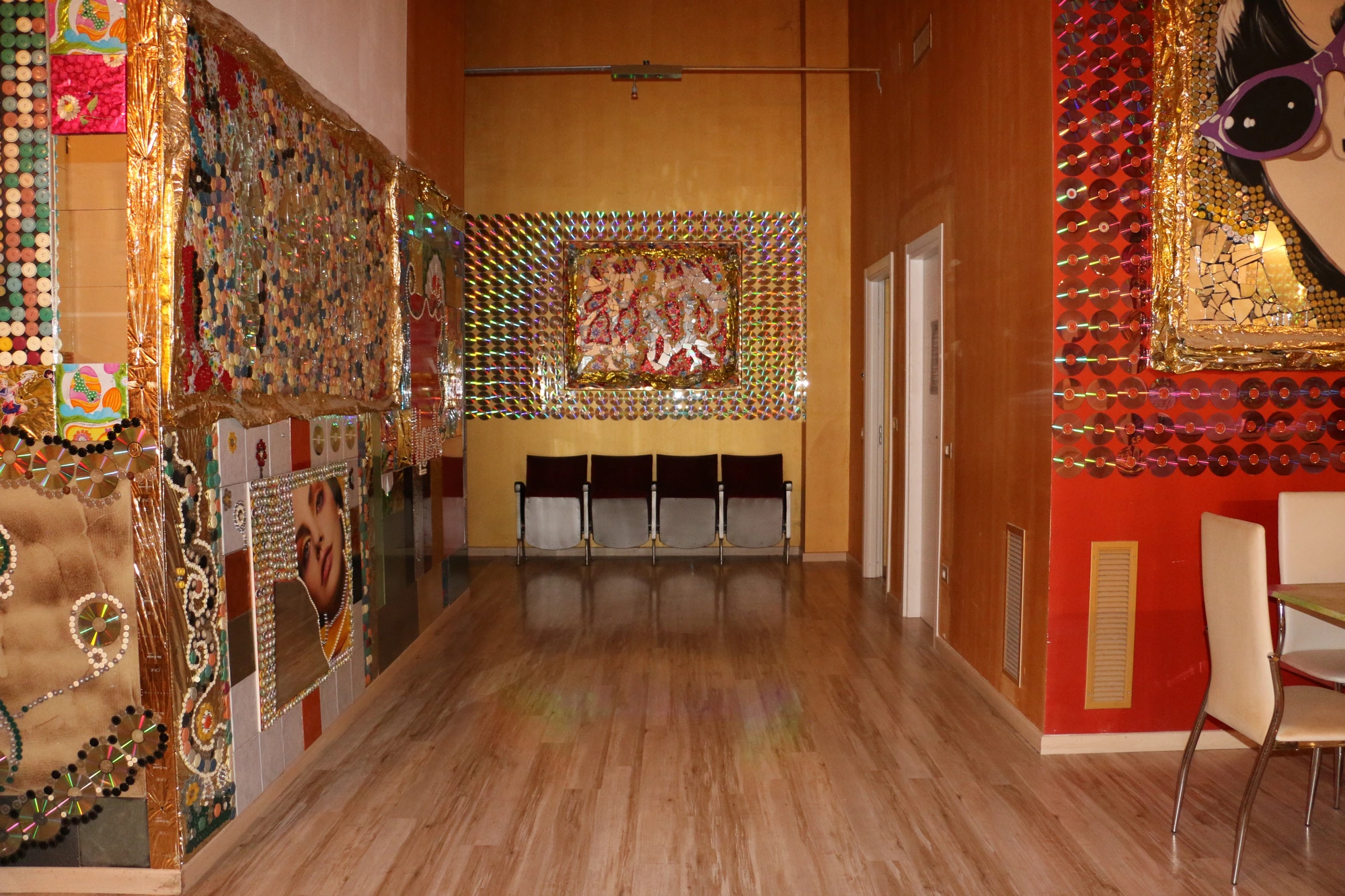 Corridoio con opere d'arte contemporanea e patchwork colorati nelle Stanze Art